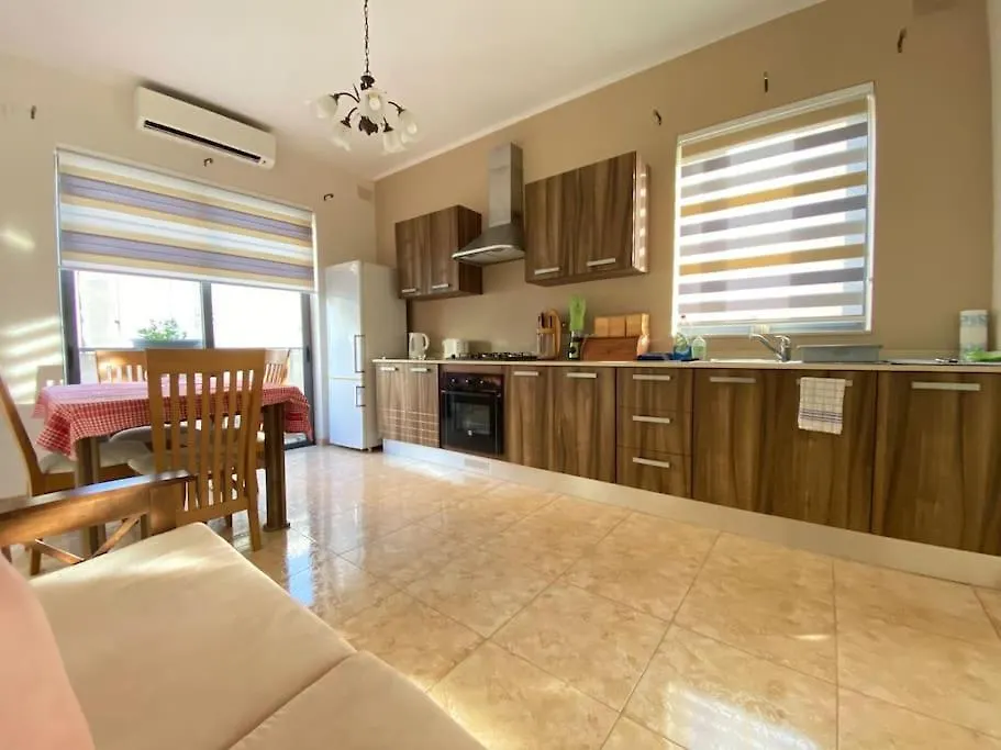 May Flower: Modern Flat Close To Airport/Bus Stops Tarxien Malta