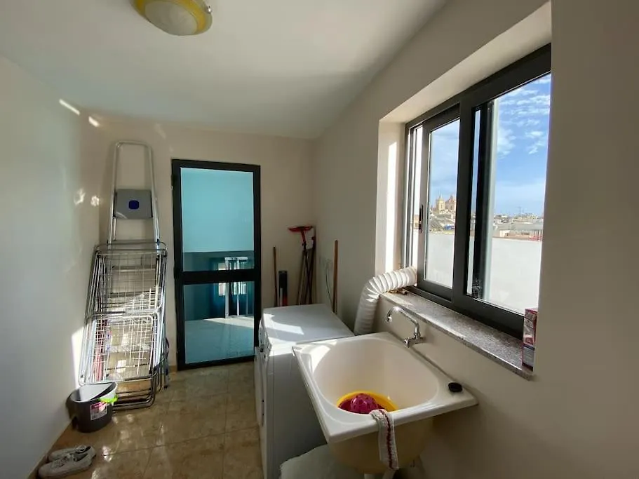 Apartment May Flower: Modern Flat Close To Airport/Bus Stops Tarxien Malta