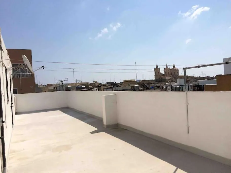 May Flower: Modern Flat Close To Airport/Bus Stops Tarxien Malta