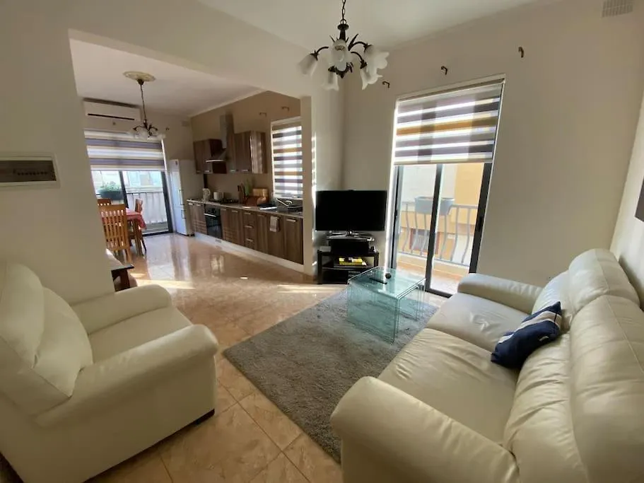 May Flower: Modern Flat Close To Airport/Bus Stops Tarxien Apartment