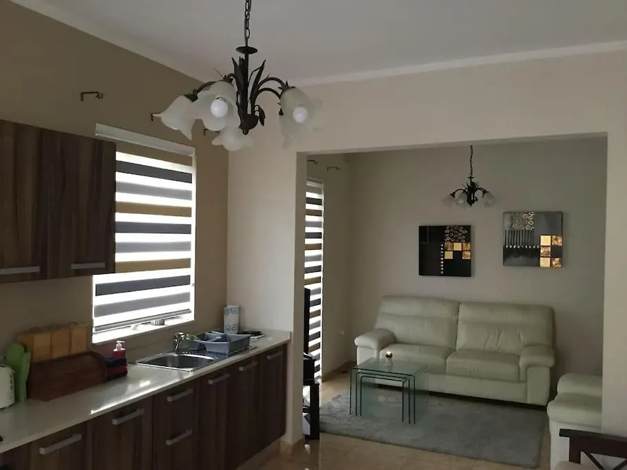 May Flower: Modern Flat Close To Airport/Bus Stops Tarxien Apartment