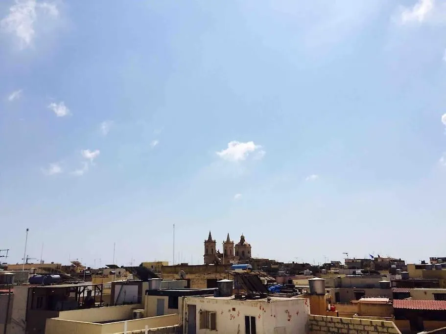 May Flower: Modern Flat Close To Airport/Bus Stops Tarxien Malta